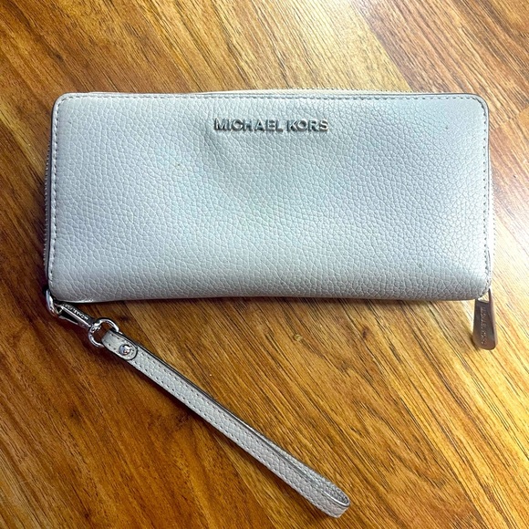 MICHAEL Michael Kors Handbags - Michael Kors Wristlet/Wallet💋💋
